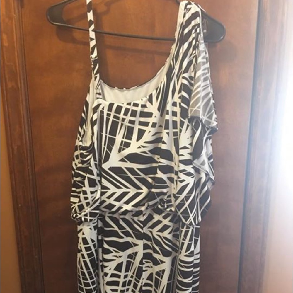 Printed one sleeve dress.