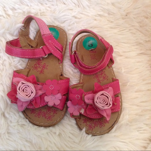 Two pairs of toddler shoes - Picture 2 of 5