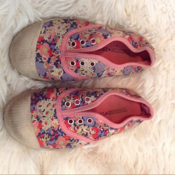 Two pairs of toddler shoes - Picture 4 of 5