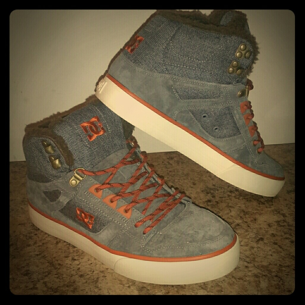 BRAND NEW!! Pair of DC Shoes Mens Size: 9