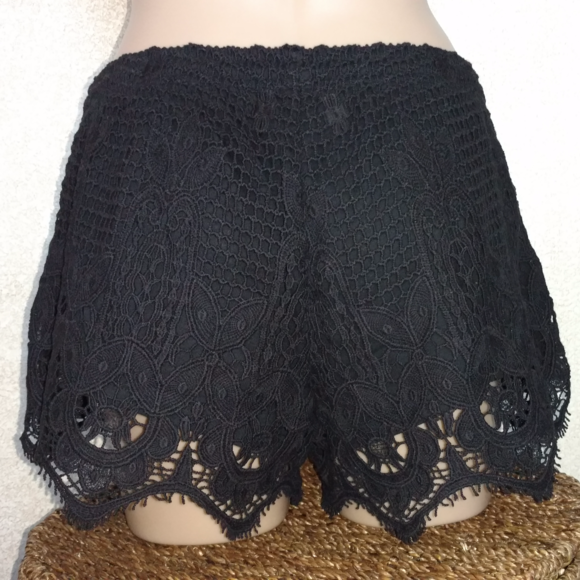 Tasseled Drawstring Floral Crochet Short - Picture 7 of 7