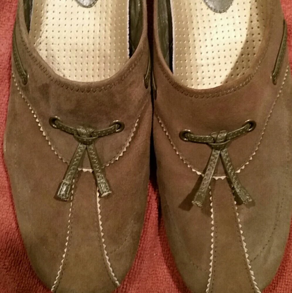 COLE HAAN SLIDES. SIZE 9. LIKE NEW!