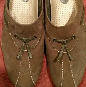 COLE HAAN SLIDES. SIZE 9. LIKE NEW!