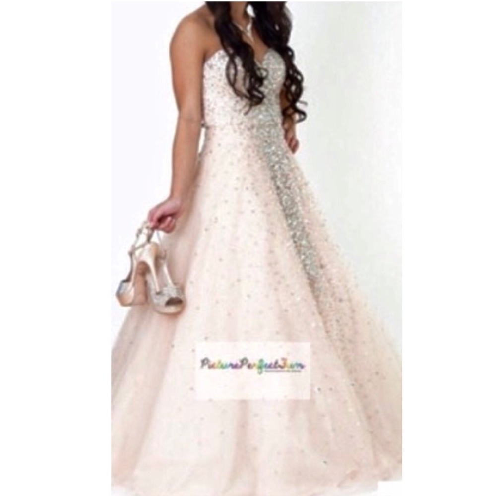 𝑻𝑬𝑹𝑨𝑵𝑰 𝑪𝑶𝑼𝑻𝑼𝑹𝑬 𝑫𝑹𝑬𝑺𝑺 - Picture 3 of 5