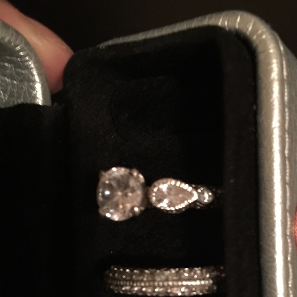 Size 6 wedding set. - Picture 2 of 5