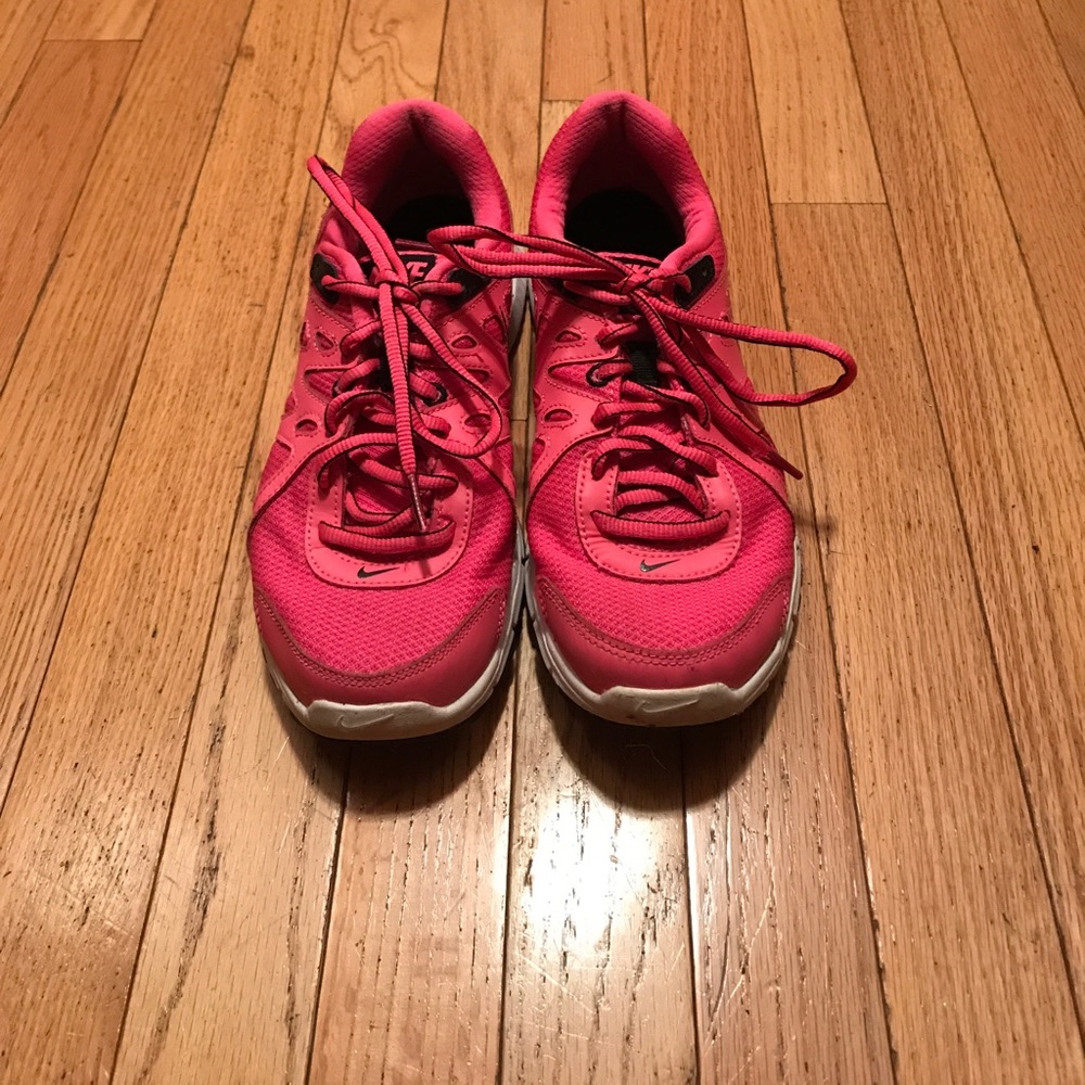 hot pink women's nike work out shoes