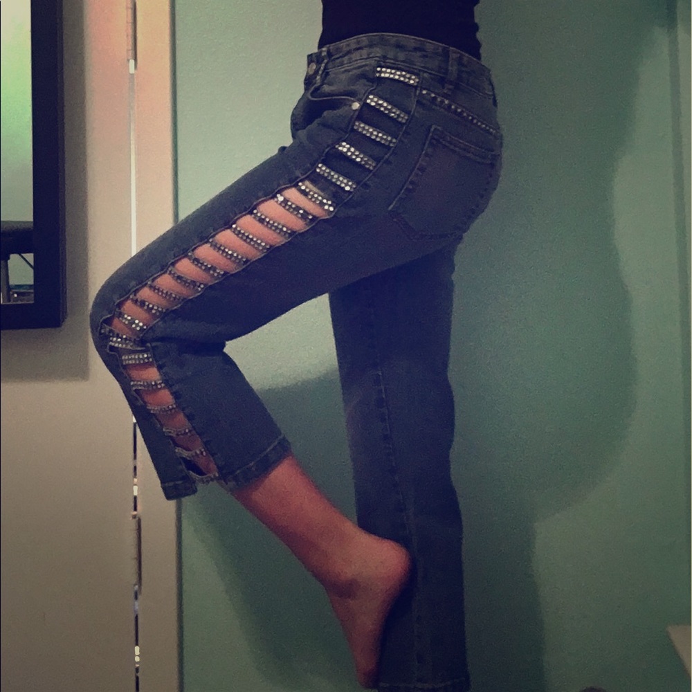 Cropped jeans with cutouts and rhinestones