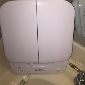 Jerdon trifold light up mirror