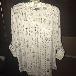 Three-quarter sleeve white and black blouse
