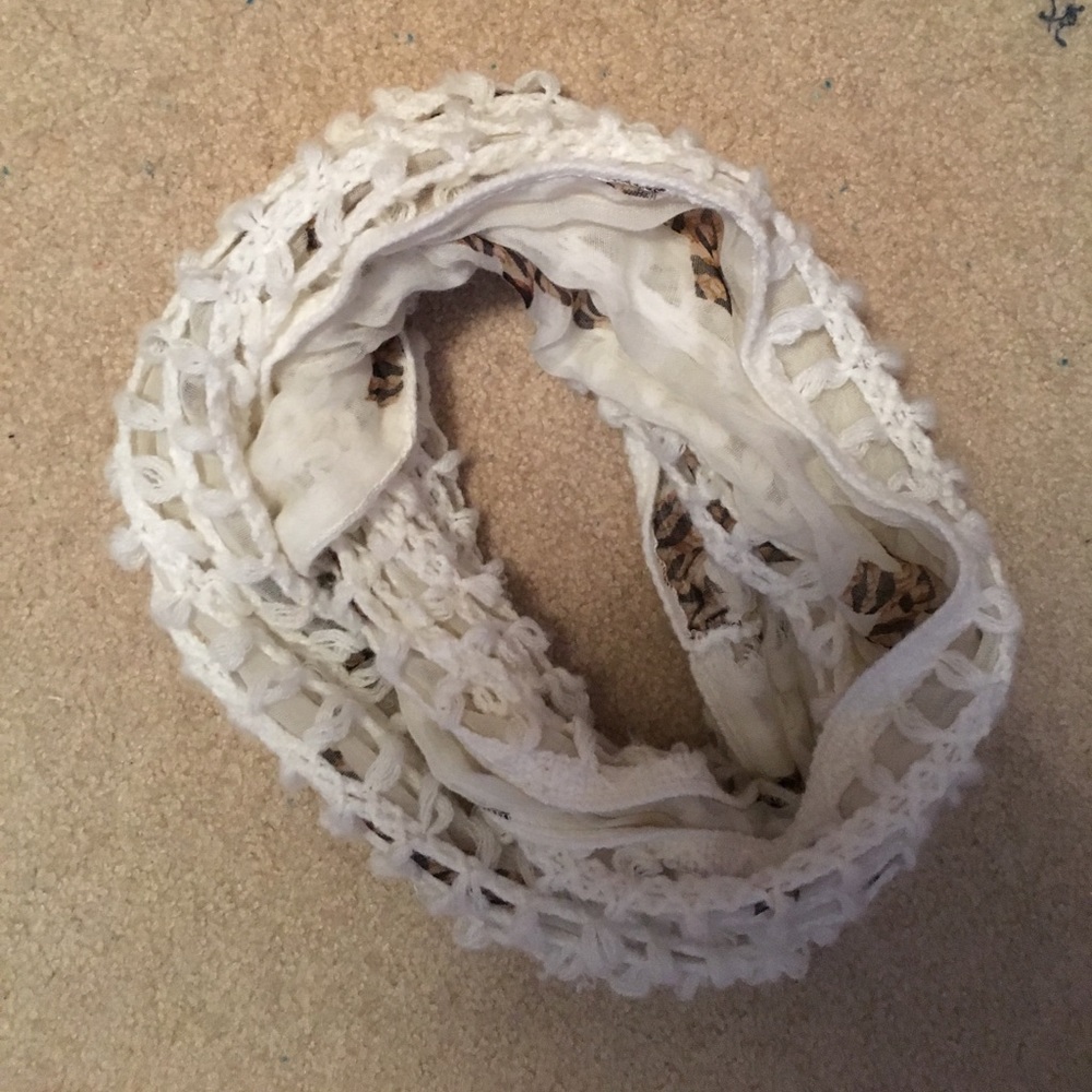 Patterned white knot scarf