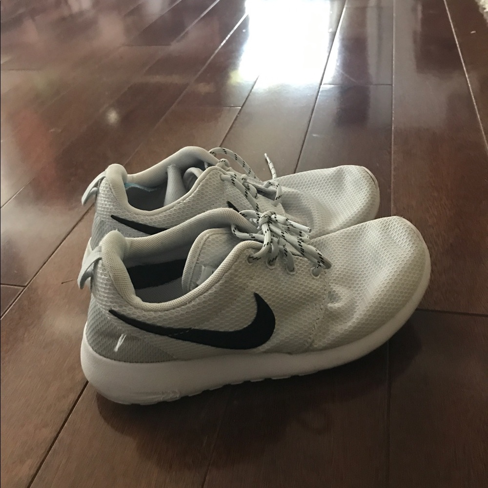 SOLD Nike white Rosches with black swoosh