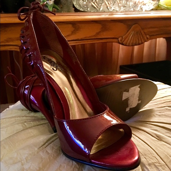 Carlos Santana Brazilian Deep Red Wine Pumps 👠 - Picture 3 of 4