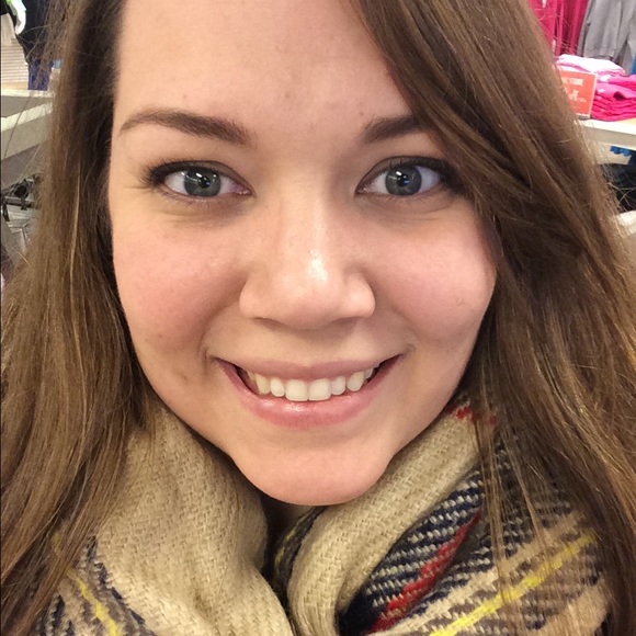Meet your Posher, Caitlin - Picture 1 of 1