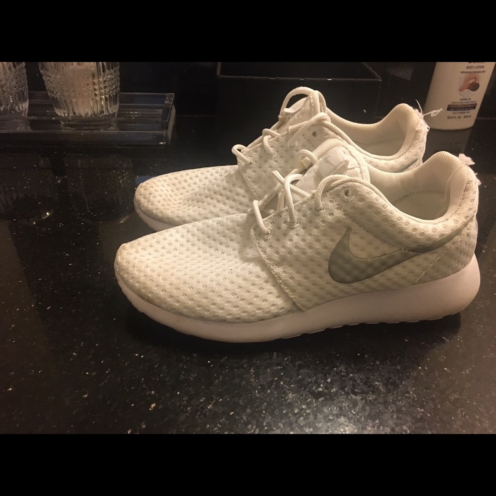 White Nike Roshe WOMEN's ( w/ mesh ) 6.5