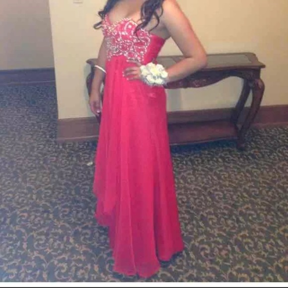 Prom dress. Negotiable to an extent - Picture 2 of 4