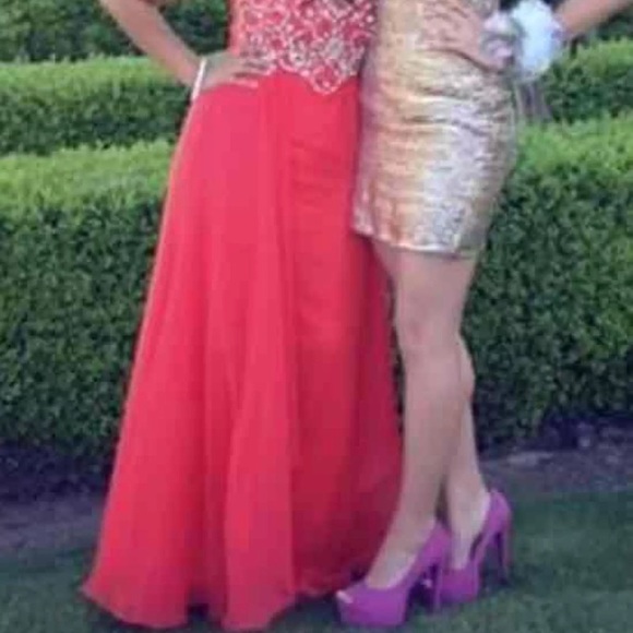 Prom dress. Negotiable to an extent - Picture 4 of 4