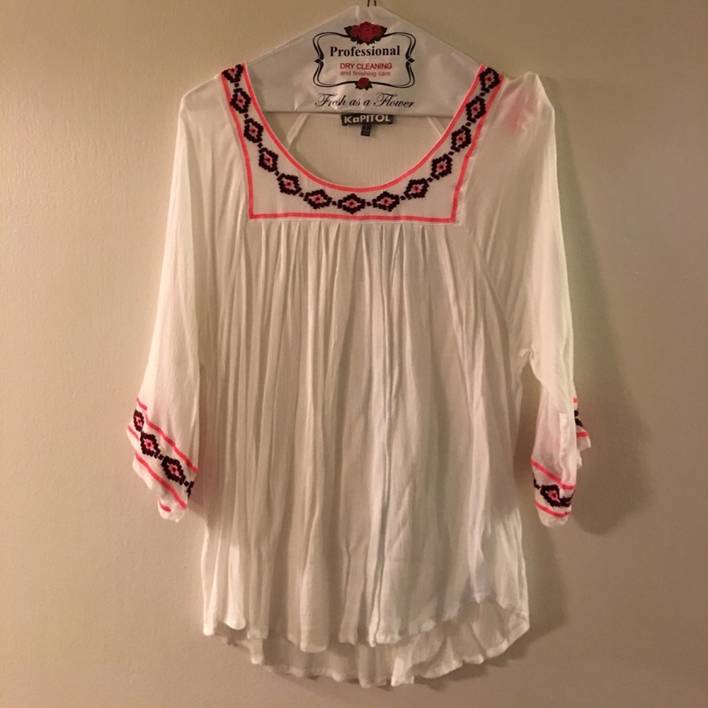 KaPITOL Brand Top (size large) white w/ flowers