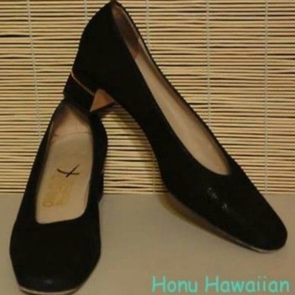 Salvatore Ferragamo Shoes - SALVATORE FERRAGAMO Black PUMPS - 9.5AAA