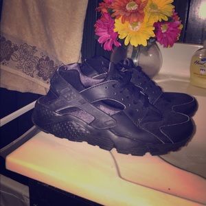 Nike Huaraches in Black with black emblem
