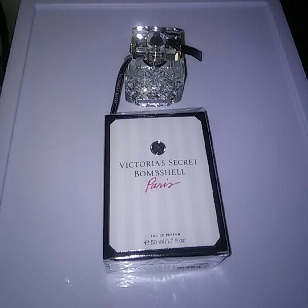 Victoria's Secret Bombshell Paris 1.7oz plus bonus