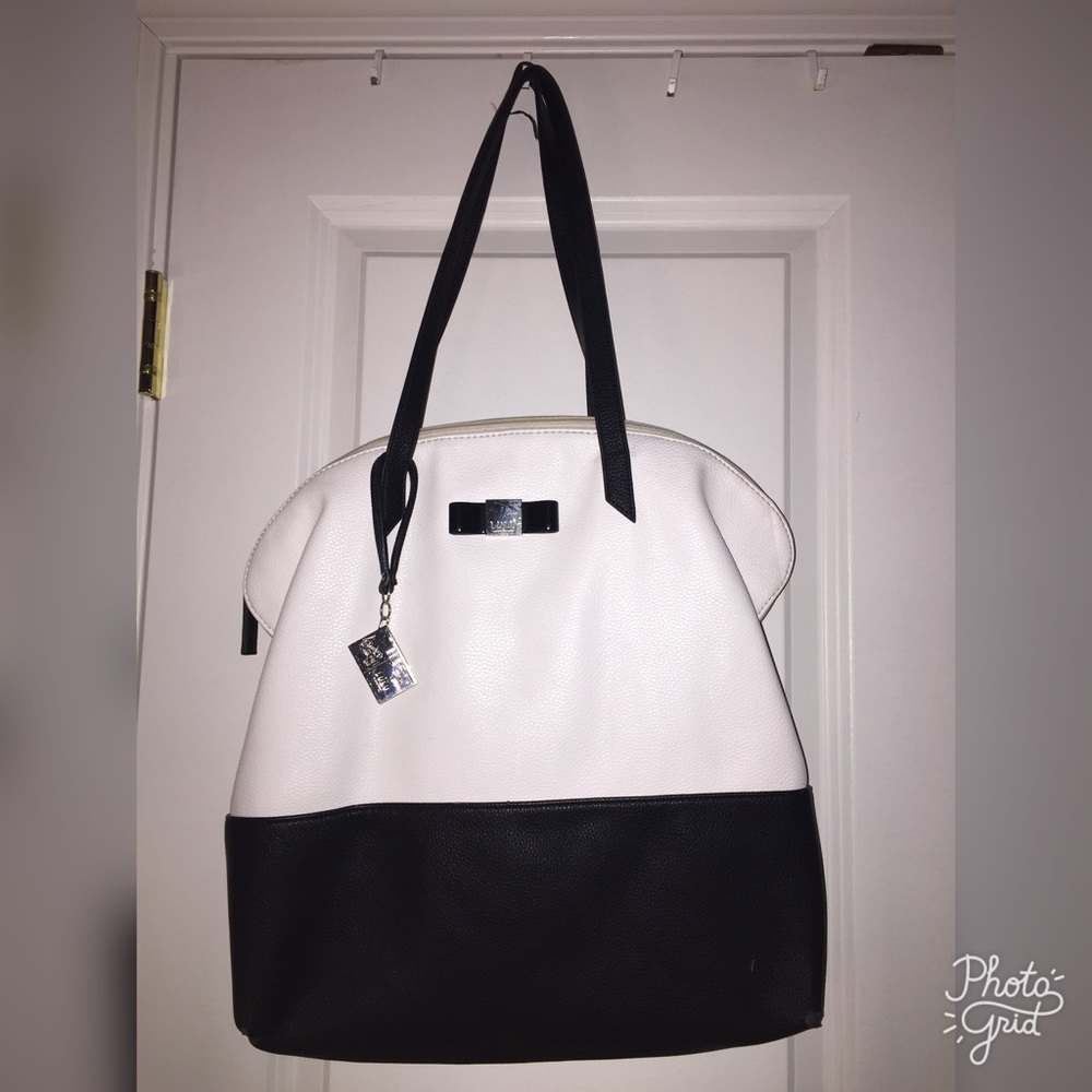 BLACK/WHITE HAND BAG!