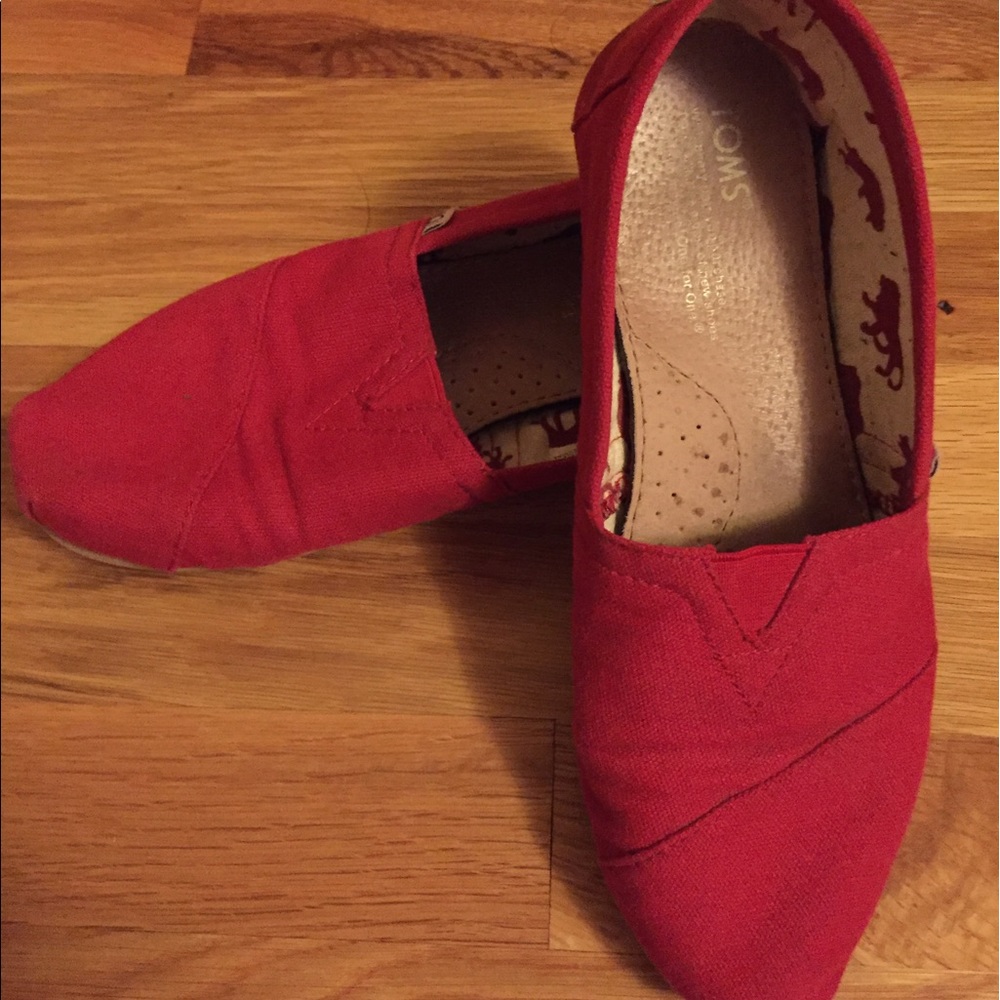 Red canvas Toms