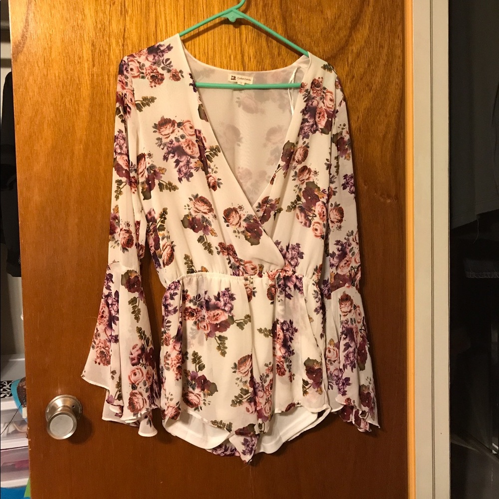❌ SOLD ❌ Beautiful floral long sleeve romper
