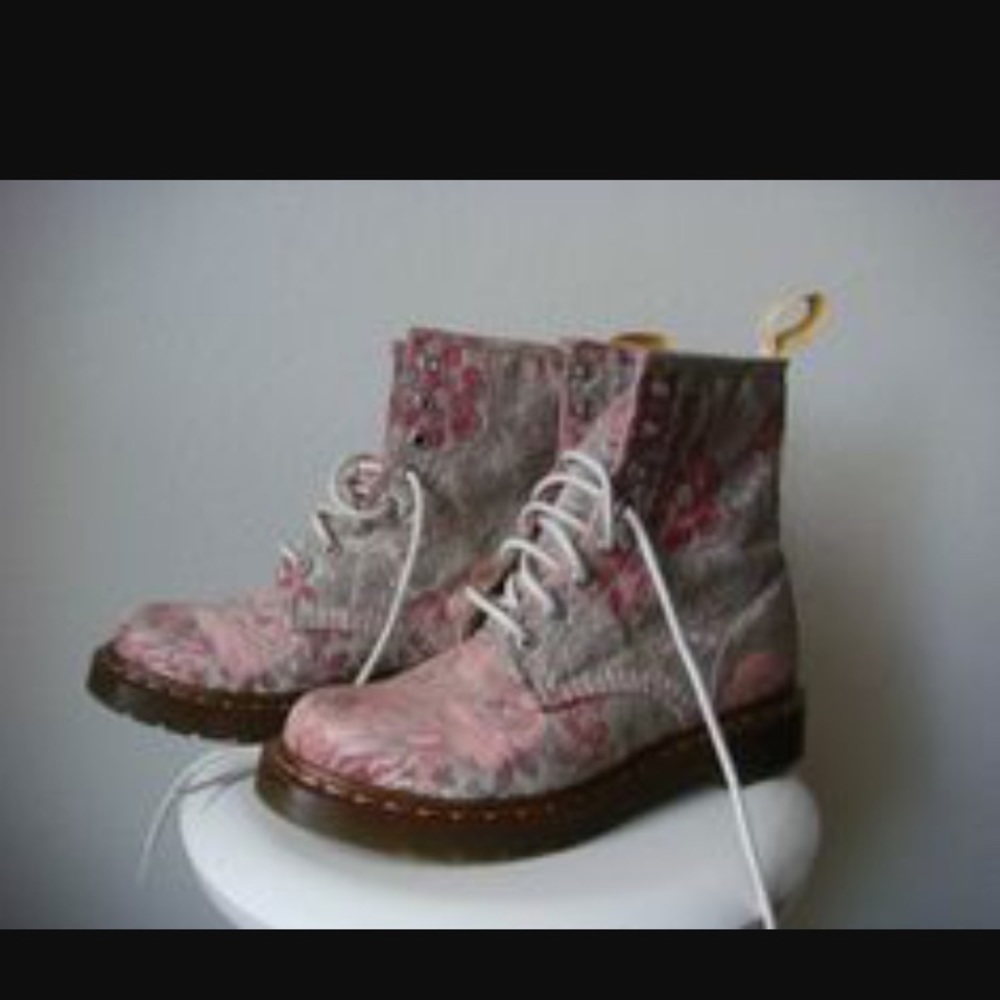 Tapestry doc martens 💕