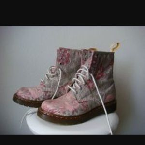 Tapestry doc martens 💕