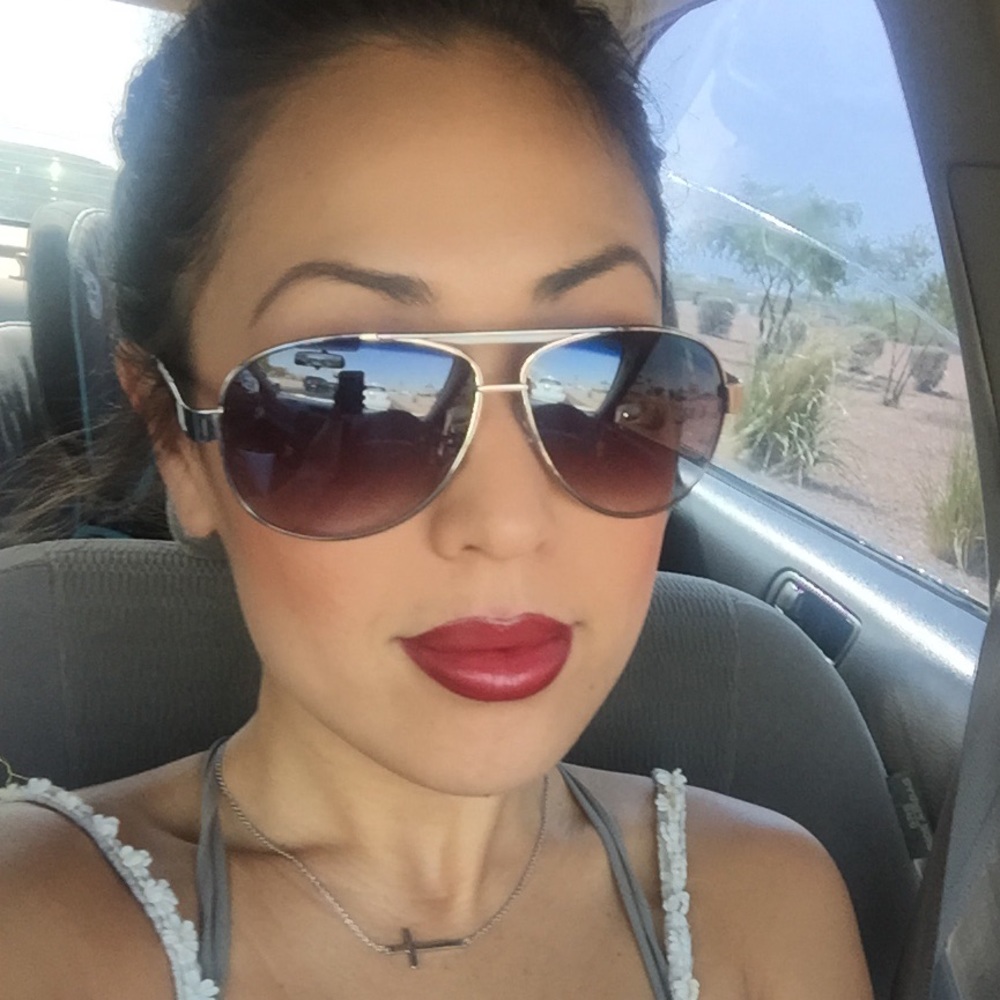 Meet your Posher, Carmela