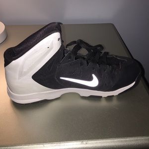BLACK/WHITE BASKETBALL SHOES