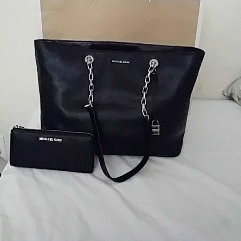 🚫🚫SOLD🚫🚫Michael kors tote & wallet