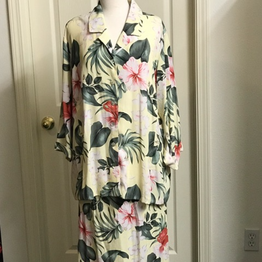 Womans Hawaiian print blouse with skirt