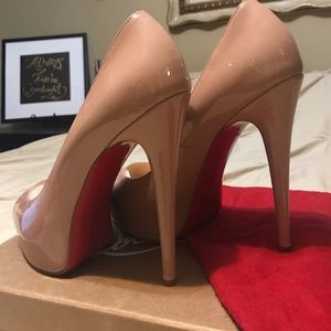 Louboutins - ALMOST BRAND NEW! WORN TWICE! Size 9