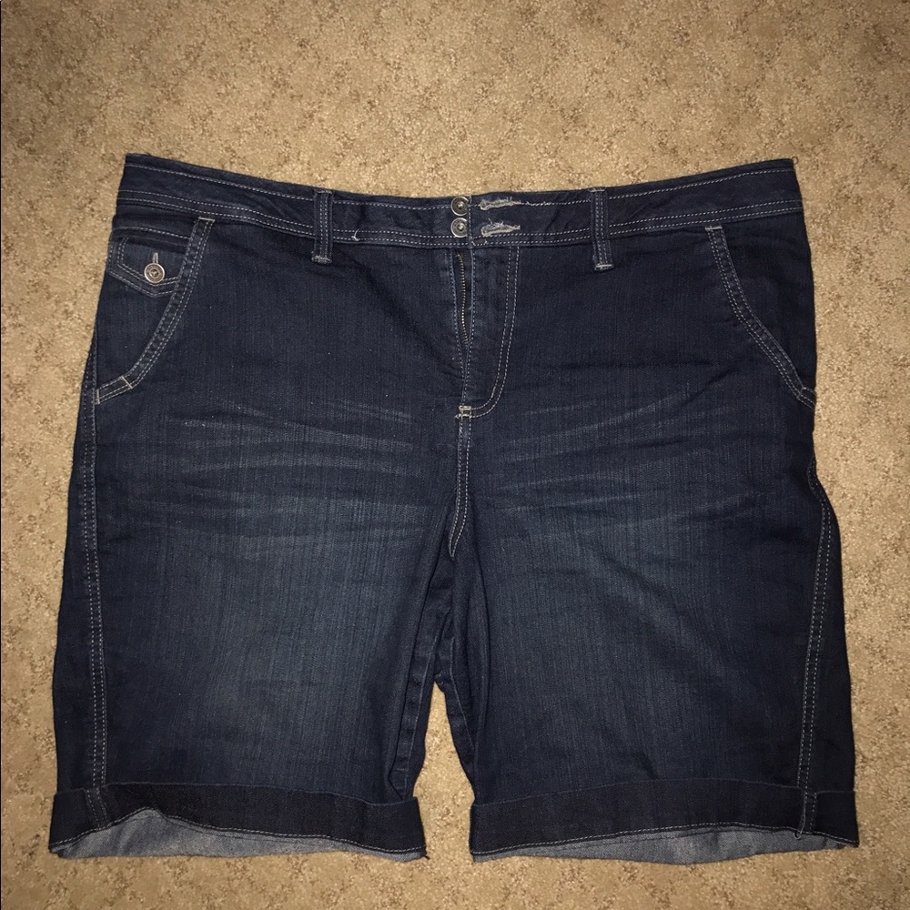 Plus size dark denim shorts!! 🌼🌼