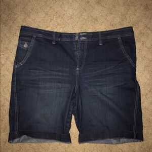 Plus size dark denim shorts!! 🌼🌼