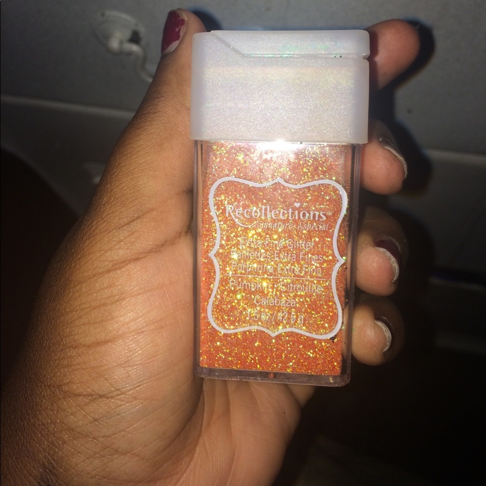 Glitter - Picture 5 of 6
