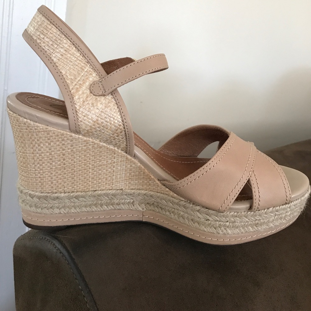Wedge- Clarks 8.5 Tan. 3" platform heel.
