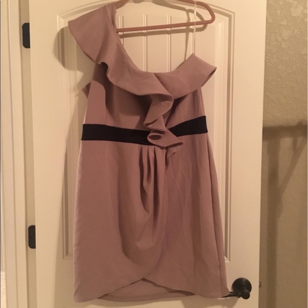 ➡️➡️➡️SOLD ⬅️⬅️⬅️2X RUFFLE ONE SHOULDER DRESS