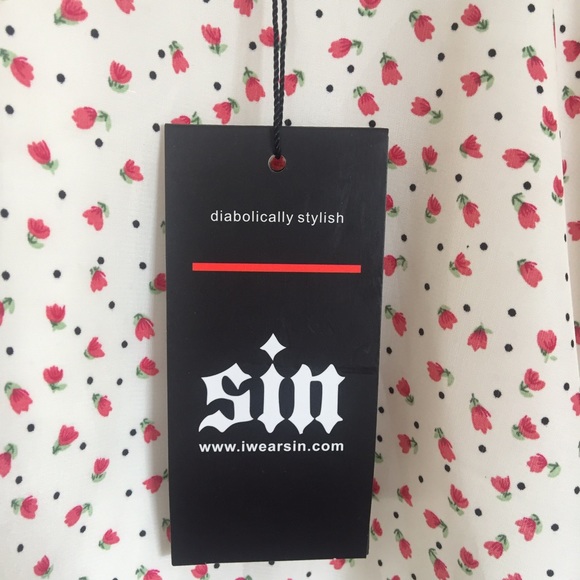 SALE-Flowy Crop Top White w/ Red Flowers Size 8 - Picture 7 of 7