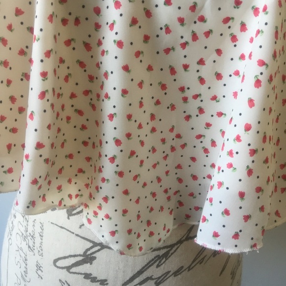 SALE-Flowy Crop Top White w/ Red Flowers Size 8 - Picture 4 of 7