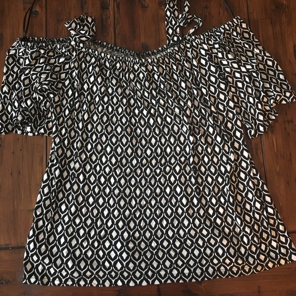 Cold Shoulder Top - Picture 4 of 5