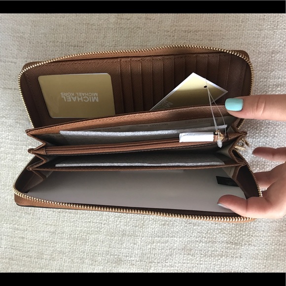 Michael Kors Jet Set Travel Leather Wallet - Picture 7 of 7