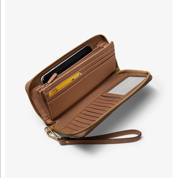 Michael Kors Jet Set Travel Leather Wallet - Picture 3 of 7