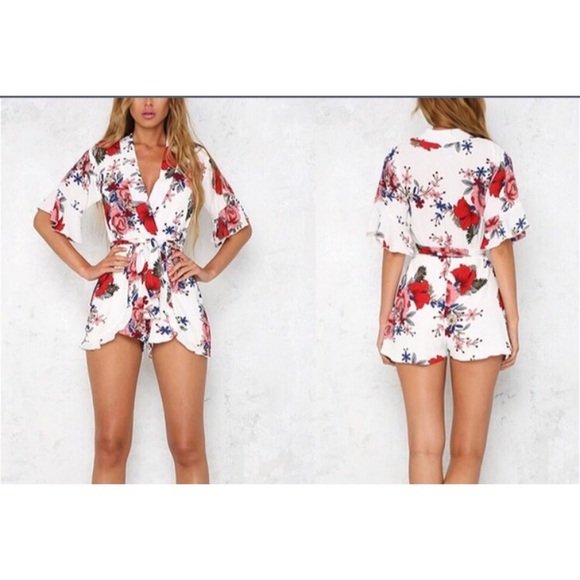 ♣️M LEFT!♣️ White Floral Romper - Picture 3 of 3
