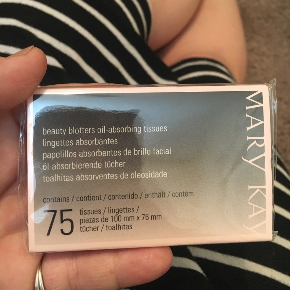 Beauty blotters oil absorbing tissues