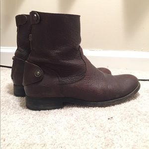 FRYE Melissa button short boot 8