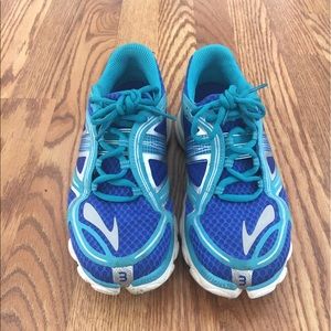 Brooks sneakers size 8