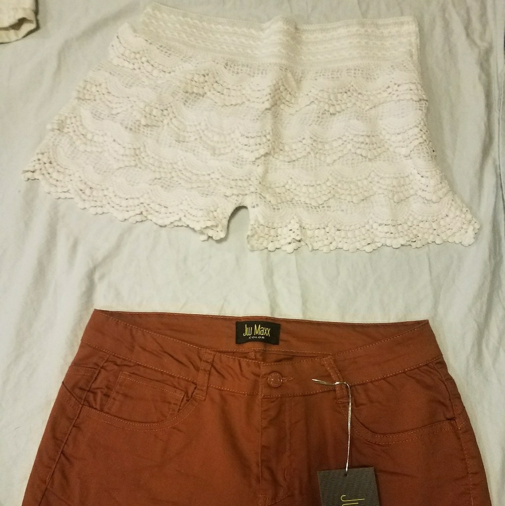 Boutique ruffled, ivory lace shorts