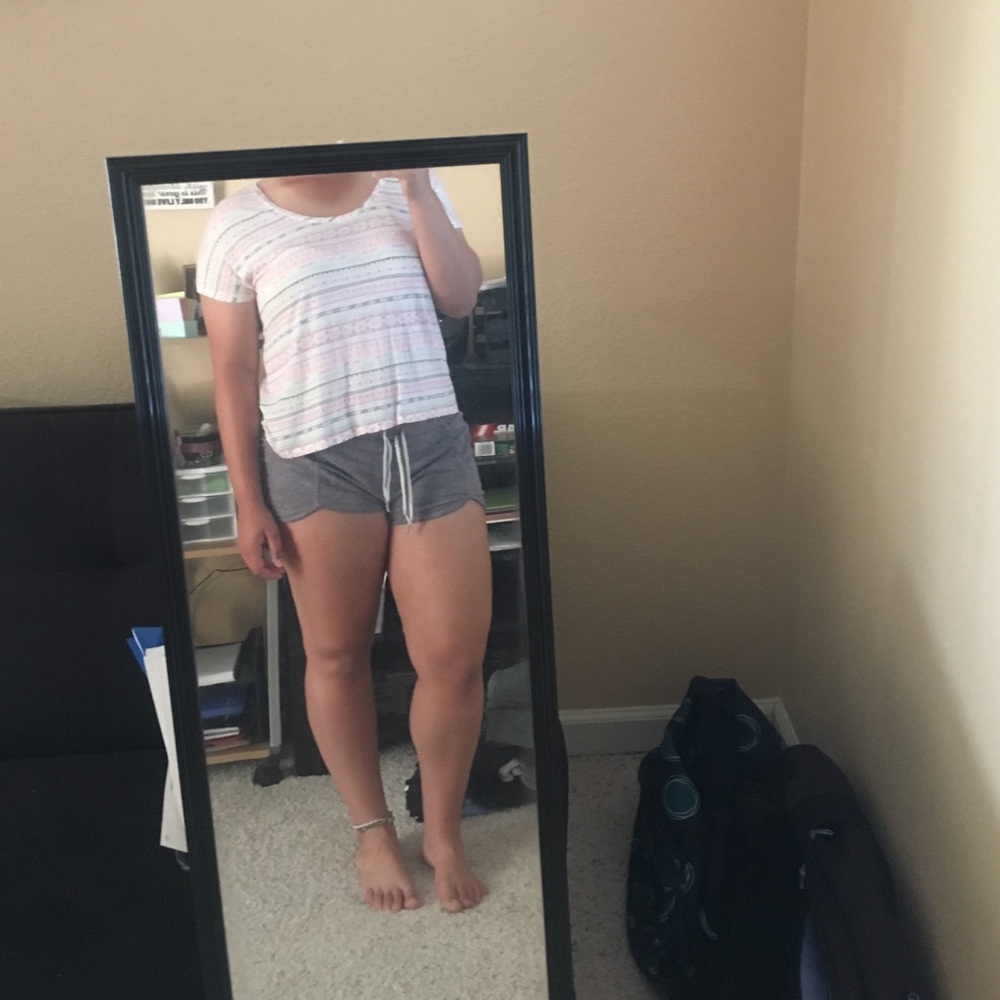 Patterned Flowy Crop Top - Picture 3 of 3